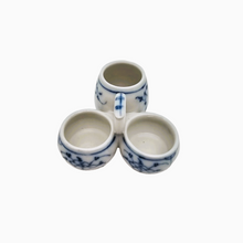 Charger l'image dans la galerie, Tournai, décor à l'immortel de Saxe. Serviteur ancien en porcelaine pour sel, poivre et moutarde