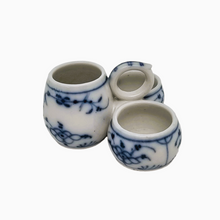 Charger l'image dans la galerie, Tournai, décor à l'immortel de Saxe. Serviteur ancien en porcelaine pour sel, poivre et moutarde