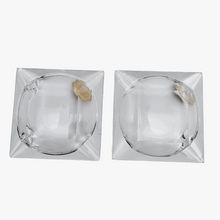 Charger l'image dans la galerie, Val Saint Lambert. Paire de petits cendriers en cristal taillé vintage
