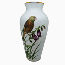 Load image into Gallery viewer, Franklin Porcelain, Vase en porcelaine fine à décor d'oiseau signé Ryu, Edition limitée 1981