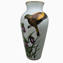 Load image into Gallery viewer, Franklin Porcelain, Vase en porcelaine fine à décor d'oiseau signé Ryu, Edition limitée 1981