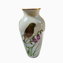Load image into Gallery viewer, Franklin Porcelain, Vase en porcelaine fine à décor d'oiseau signé Ryu, Edition limitée 1981