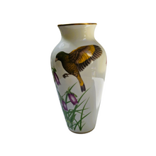 Load image into Gallery viewer, Franklin Porcelain, Vase en porcelaine fine à décor d'oiseau signé Ryu, Edition limitée 1981