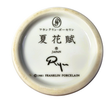 Load image into Gallery viewer, Franklin Porcelain, Vase en porcelaine fine à décor d'oiseau signé Ryu, Edition limitée 1981
