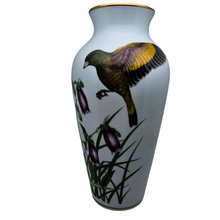 Load image into Gallery viewer, Franklin Porcelain, Vase en porcelaine fine à décor d'oiseau signé Ryu, Edition limitée 1981