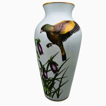 Load image into Gallery viewer, Franklin Porcelain, Vase en porcelaine fine à décor d'oiseau signé Ryu, Edition limitée 1981
