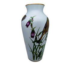 Load image into Gallery viewer, Franklin Porcelain, Vase en porcelaine fine à décor d'oiseau signé Ryu, Edition limitée 1981