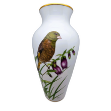 Load image into Gallery viewer, Franklin Porcelain, Vase en porcelaine fine à décor d'oiseau signé Ryu, Edition limitée 1981