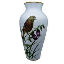 Load image into Gallery viewer, Franklin Porcelain, Vase en porcelaine fine à décor d'oiseau signé Ryu, Edition limitée 1981