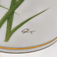 Load image into Gallery viewer, Franklin Porcelain, Vase en porcelaine fine à décor d'oiseau signé Ryu, Edition limitée 1981