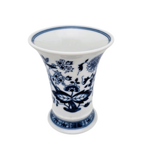 Load image into Gallery viewer, Vase en porcelaine Hutschenreuther au décor “Zwiebelmuster” – Allemagne, vers 1960–1980 Le Charme des Violettes - Brocante en ligne