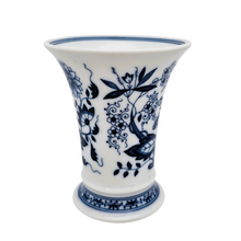 Load image into Gallery viewer, Vase en porcelaine Hutschenreuther au décor “Zwiebelmuster” – Allemagne, vers 1960–1980 Le Charme des Violettes - Brocante en ligne