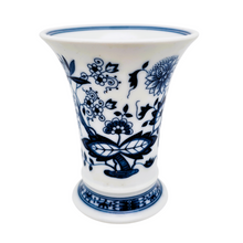Load image into Gallery viewer, Vase en porcelaine Hutschenreuther au décor “Zwiebelmuster” – Allemagne, vers 1960–1980 Le Charme des Violettes - Brocante en ligne