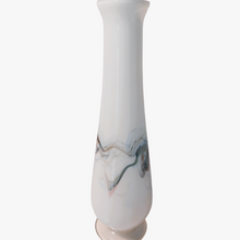 Charger l'image dans la galerie, Vase en verre opalin blanc vintage Le charme des violettes - Brocante en ligne