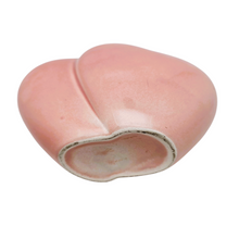 Load image into Gallery viewer, Vase vintage en céramique rose poudré – Forme cœur double, années 1950-1970 Le Charme des Violettes - Brocante en ligne