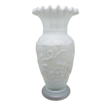 Load image into Gallery viewer, Vase en opaline blanche Napoléon III, années 1900
