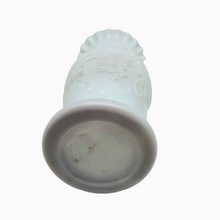 Load image into Gallery viewer, Vase en opaline blanche Napoléon III, années 1900