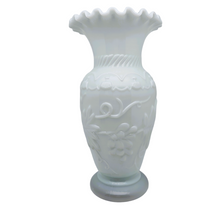 Load image into Gallery viewer, Vase en opaline blanche Napoléon III, années 1900