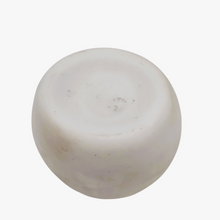 Charger l'image dans la galerie, Wirths (?), Vase miniature signé en opaline blanche décoré de fleurs de bruyère peintes à la main, vers 1900