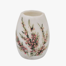 Charger l'image dans la galerie, Wirths (?), Vase miniature signé en opaline blanche décoré de fleurs de bruyère peintes à la main, vers 1900