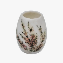 Charger l'image dans la galerie, Wirths (?), Vase miniature signé en opaline blanche décoré de fleurs de bruyère peintes à la main, vers 1900