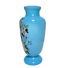 Charger l'image dans la galerie, Grand vase en opaline bleue à décor d’oiseaux, vers 1885-1910 Le Charme des Violettes - Brocante en ligne