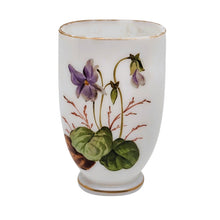 Afbeelding in Gallery-weergave laden, Petit vase en opaline blanche à décor de violettes peint à la main – France, vers 1900 Le Charme des Violettes - Brocante en ligne