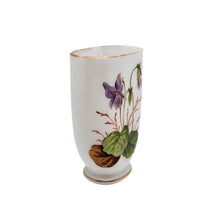 Afbeelding in Gallery-weergave laden, Petit vase en opaline blanche à décor de violettes peint à la main – France, vers 1900 Le Charme des Violettes - Brocante en ligne
