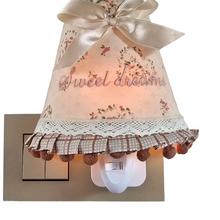 Load image into Gallery viewer, Veilleuse électrique vintage avec abat-jour en tissu fleuri brodé "Sweet dreams", années 1990