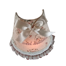 Load image into Gallery viewer, Veilleuse électrique vintage avec abat-jour en tissu fleuri brodé "Sweet dreams", années 1990