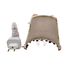 Load image into Gallery viewer, Veilleuse électrique vintage avec abat-jour en tissu fleuri brodé "Sweet dreams", années 1990