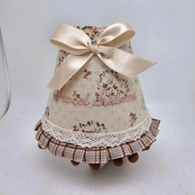 Load image into Gallery viewer, Veilleuse électrique vintage avec abat-jour en tissu fleuri brodé "Sweet dreams", années 1990