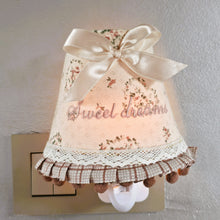 Load image into Gallery viewer, Veilleuse électrique vintage avec abat-jour en tissu fleuri brodé "Sweet dreams", années 1990