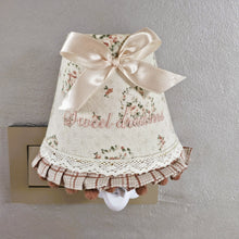 Load image into Gallery viewer, Veilleuse électrique vintage avec abat-jour en tissu fleuri brodé "Sweet dreams", années 1990