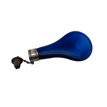 Charger l'image dans la galerie, Flacon à sels en cristal taillé bleu en forme de goutte, avec son bouchon en argent, XIXe