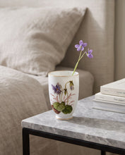 Charger l'image dans la galerie, Petit vase en opaline blanche à décor de violettes peint à la main – France, vers 1900 Le Charme des Violettes - Brocante en ligne