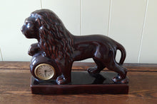 Afbeelding in Gallery-weergave laden, S&G, Scheurich & Greulich. Pendule lion vintage en céramique allemande Le charme des violettes - Brocante en ligne