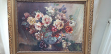 Load image into Gallery viewer, Huile sur panneau signée : Bouquet de roses romantiques Le charme des violettes - Brocante en ligne