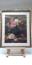 Charger l'image dans la galerie, Chromo encadré : Bouquet de roses dans un vase Le charme des violettes - Brocante en ligne