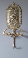 Load image into Gallery viewer, Patère en laiton Le charme des violettes - Brocante en ligne