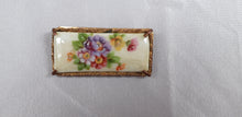 Afbeelding in Gallery-weergave laden, Broche en céramique avec fleurs Le charme des violettes - Brocante en ligne