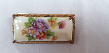 Afbeelding in Gallery-weergave laden, Broche en céramique avec fleurs Le charme des violettes - Brocante en ligne