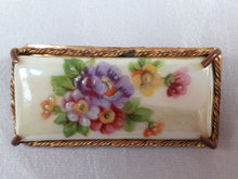 Afbeelding in Gallery-weergave laden, Broche en céramique avec fleurs Le charme des violettes - Brocante en ligne