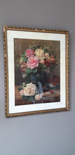Charger l'image dans la galerie, Chromo encadré : Bouquet de roses dans un vase Le charme des violettes - Brocante en ligne