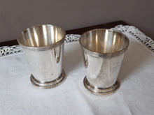 Charger l'image dans la galerie, Paire de timbales argentées Le charme des violettes - Brocante en ligne