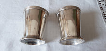 Charger l'image dans la galerie, Paire de timbales argentées Le charme des violettes - Brocante en ligne
