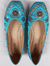 Charger l'image dans la galerie, Ballerines vintage en satin brodé taille 38 Le charme des violettes - Brocante en ligne