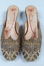 Charger l'image dans la galerie, Mules à talon vintage en soie brodée taille 38 Le charme des violettes - Brocante en ligne