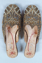 Charger l'image dans la galerie, Mules à talon vintage en soie brodée taille 38 Le charme des violettes - Brocante en ligne