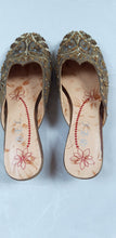 Charger l'image dans la galerie, Mules à talon vintage en soie brodée taille 38 Le charme des violettes - Brocante en ligne